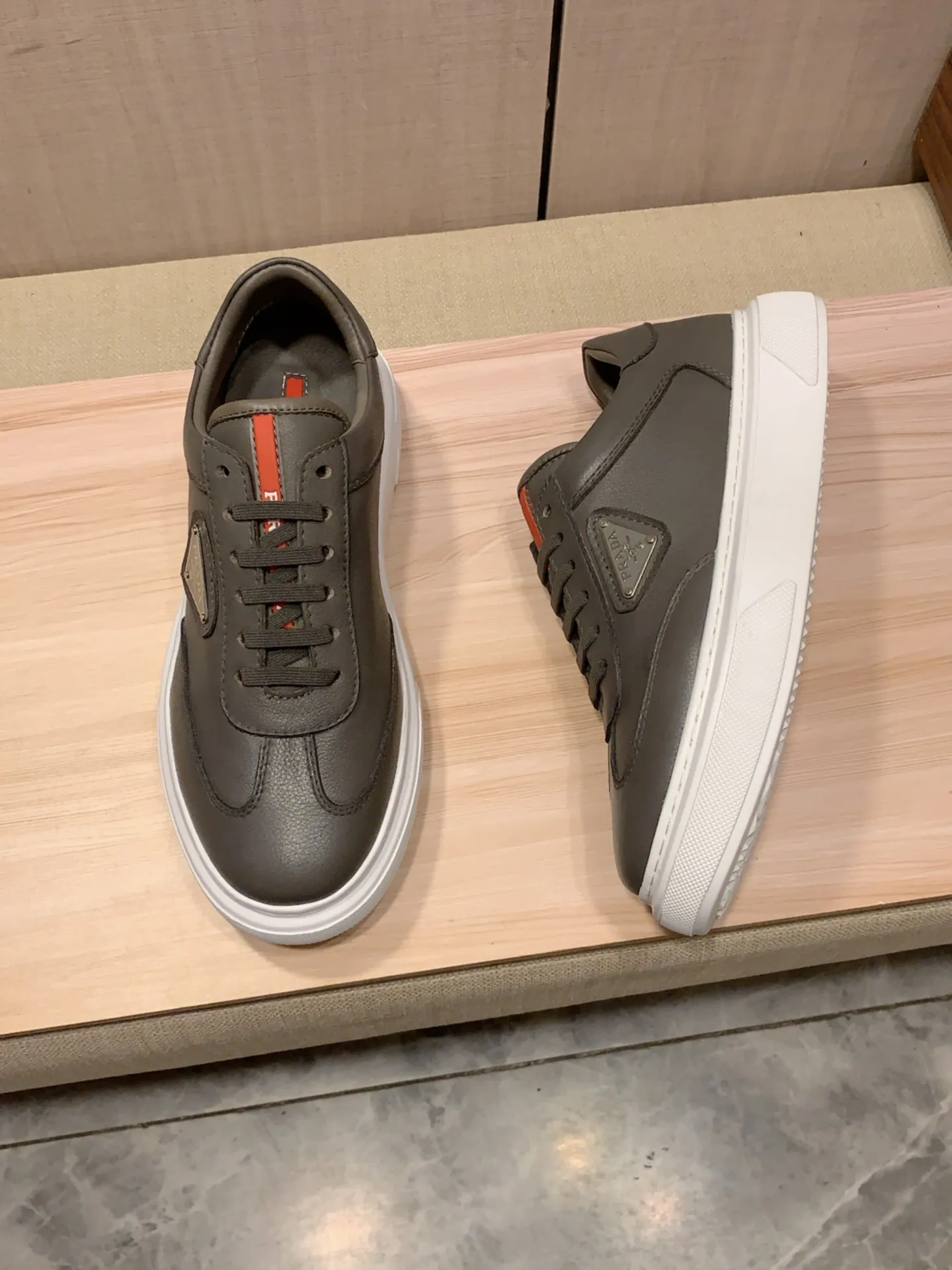 New model: Factory price: 460💰💰🎩🎩[Lightning][Lightning] "Prada Men's Shoes 💰pRADA*" The latest and most popular casual shoes, top brands [seduce] luxury~purchase, top~quality. [Strong] The upper is made of imported breathable and polished cowhide material ➕ Breathable sheepskin feet (•) with fine workmanship. The original stylish and stylish soft rubber wear-resistant and non-slip outsole is light and comfortable on the feet. The real thing looks better when photographed in person. 0186: code: 38-44, 4️⃣ colors selected